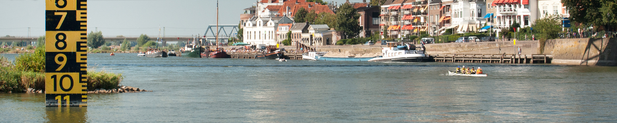Daventria roeit op de IJssel bij Deventer