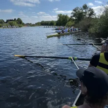 Roeiers liggen klaar voor de start.