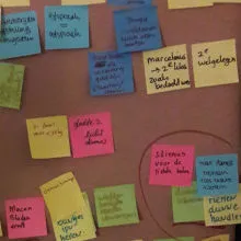 Post-its met ideeen over het botenplan.